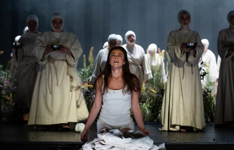 CRITIQUE, opéras. ROME, Teatro dell’Opera, le 29 avril 2025. PUCCINI : Suor Angelica / DALLAPICCOLA : Il Prigionero. Calixto Bieito / Michele Mariotti