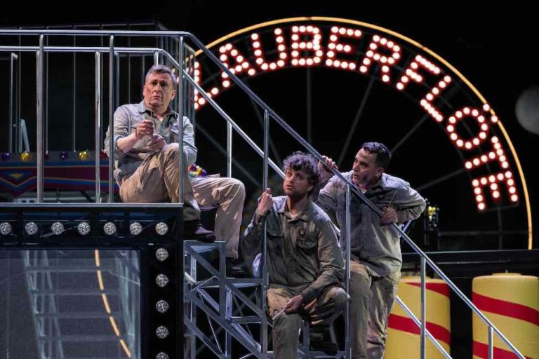 CRITIQUE, opéra. OPÉRA DE RENNES, le 9 mai 2025. MOZART : La Flûte enchantée (nouvelle production). Elsa Benoit, Nathanaël Tavernier, Damien Pass, Lila Dufy… Nicolas Ellis (direction), Mathieu Bauer (mise en scène)