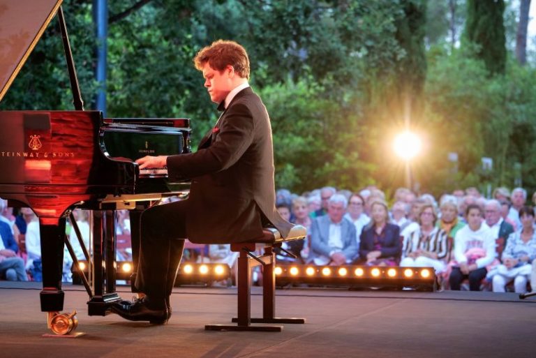 CRITIQUE, festival. SIX-FOURS-LES-PLAGES (« La Vague classique), Maison du Cygne, le 3 juin 2025. BRAHMS / SCHUMANN / MOUSSORGSKI. Benjamin Grosvenor (piano)