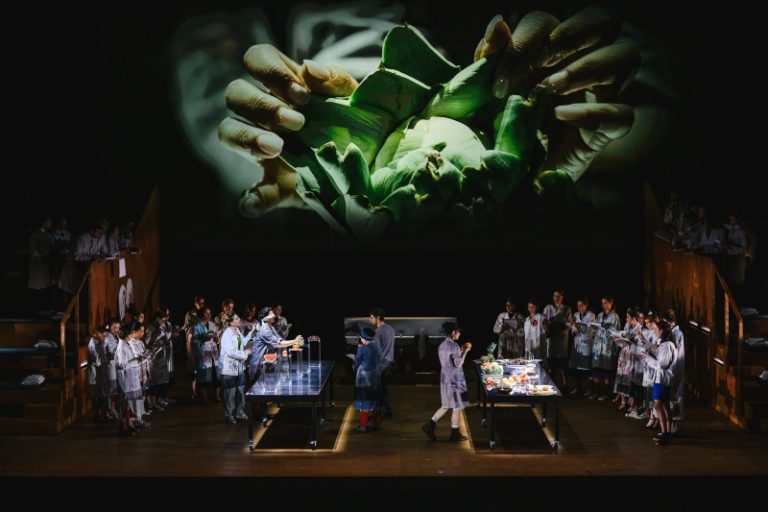CRITIQUE, opéra. LYON, opéra de Lyon (du 14 au 24 juin 2025). MOZART : Cosi fan tutte. D. Johnny, R. Banjesevic, R. Lewis, I. Kutyukhin… Marie-Eve Signeyrole / Duncan Ward