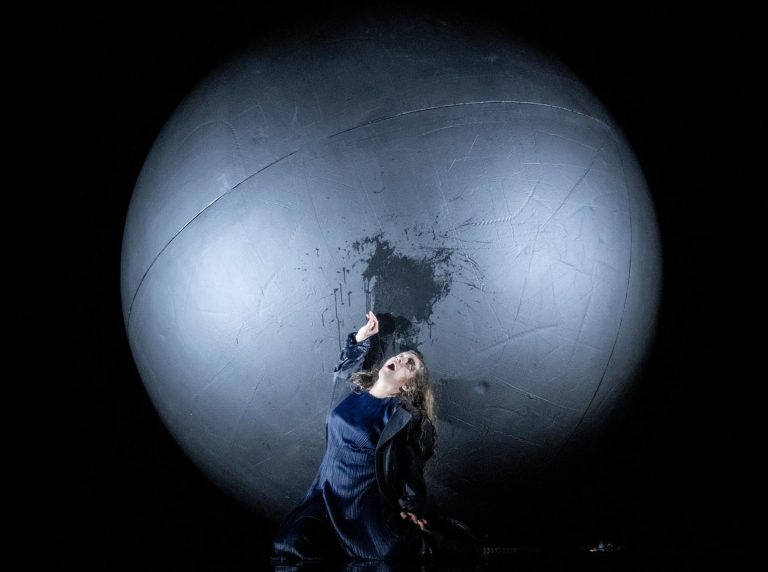 CRITIQUE, théâtre. PARIS, Théâtre de la Ville, le 12 juin 2025. BRECHT : « Mère Courage » (mise en scène de Lisaboa HOUBRECHTS)