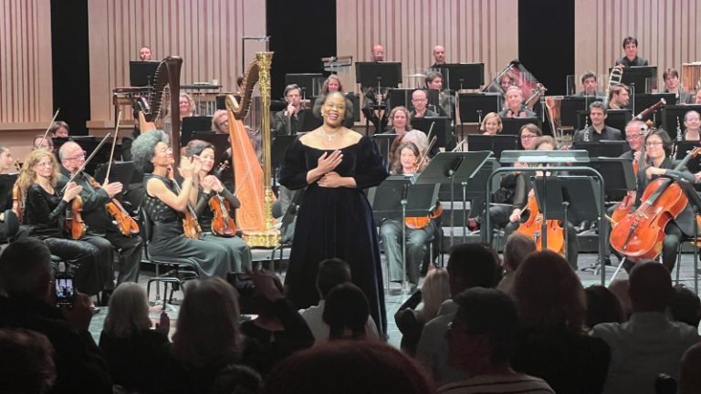 CRITIQUE, récital lyrique. PARIS, Théâtre des Champs-Elysées, le 8 juin 2025. Pretty YENDE (soprano), Orchestre national d’Île de France, Pablo Mielgo (direction)