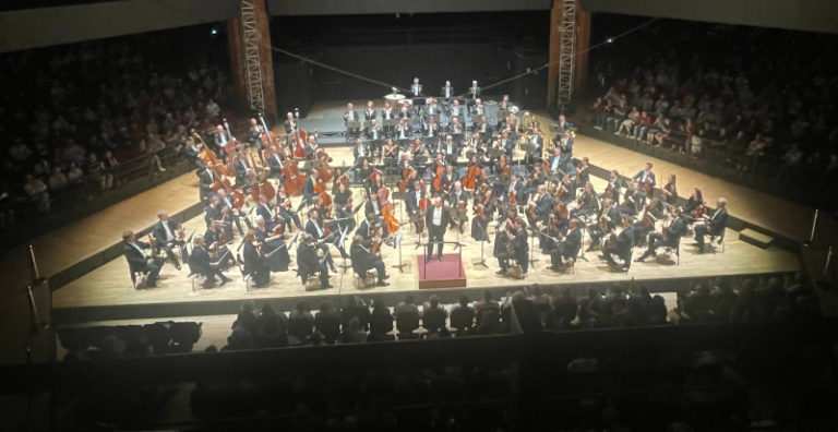 CRITIQUE, concert. TOULOUSE, Halle-aux-Grains, le 28 mai 2025. CHOSTAKOVITCH / BRUCKNER. Sol Gabetta (violoncelle), Orchestre de la Staatskapelle de Dresde, Tugan Sokhiev (direction)