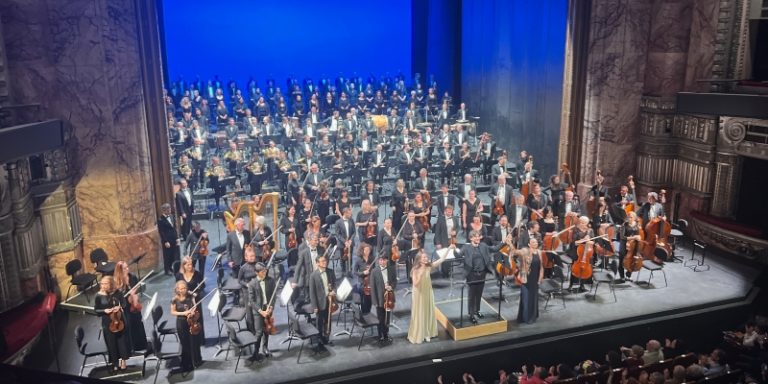 CRITIQUE, concert. MARSEILLE, Opéra Municipal, le 23 novembre 2025. MAHLER : Symphonie N°2 dite « Résurrection ». Aude Extremo (mezzo), Irina Stopina (soprano), Choeur et Orchestre de l&rsquo;Opéra de Marseille, Michele Spotti (direction)