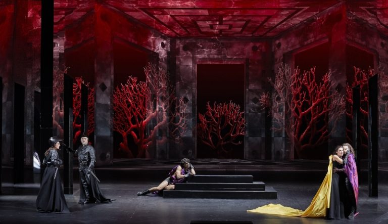 CRITIQUE, opéra. RAVENNE, Festival Trilogie d&rsquo;Automne (Teatro Alighieri), le 13 novembre 2025. HAENDEL : Alcina. G. Bridelli, D. Galou, E. Hauser, M. Licari… Pier Luigi PIZZI (mise en scène) / Ottavio DANTONE (direction musicale)
