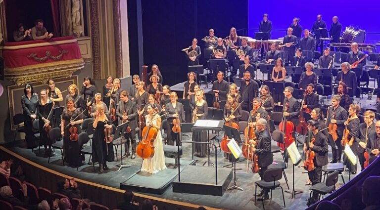 CRITIQUE, concert. AVIGNON, Opéra Grand Avignon, le 28 novembre 2025. SAY / KHATCHATOURIAN / BRAHMS. Astrig SIRANOSSIAN (violoncelle), Orchestre national Avignon-Provence, Débora WALDMAN (direction)