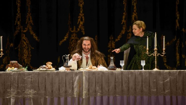 CRITIQUE, opéra. TOULOUSE, Théâtre national du Capitole (du 20 au 30 novembre 2025). MOZART : Don Giovanni. N. Courjal, V. Taormina, K. Deshayes, A. Soare, D. Nurgeldiyev, A. Constans… Agnès Jaoui / Riccardo Bisatti