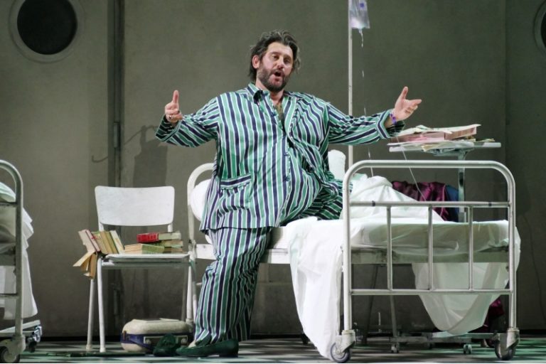 CRITIQUE, opéra. MARSEILLE, opéra municipal, le 9 novembre 2025. VERDI : Falstaff. G. Mastrototaro, S. Jicia, F. Sempey… Denis Podalydès / Michele Spotti