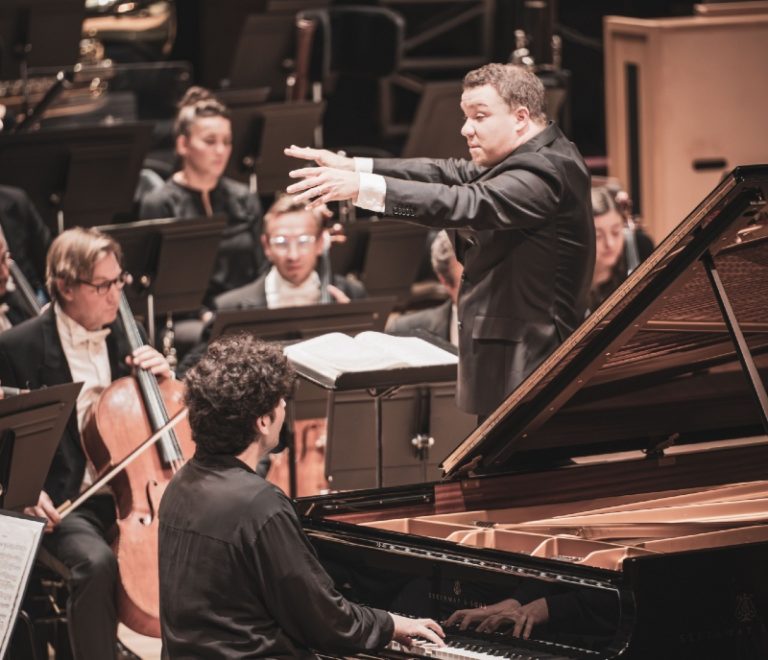 CRITIQUE, concert. TOULOUSE, Halle-aux-Grains, le 6 novembre 2025. RACHMANINOV / HOLST. Roman Borisnov (piano), Orchestre national du Capitole de Toulouse, Ryan Bancroft (direction)