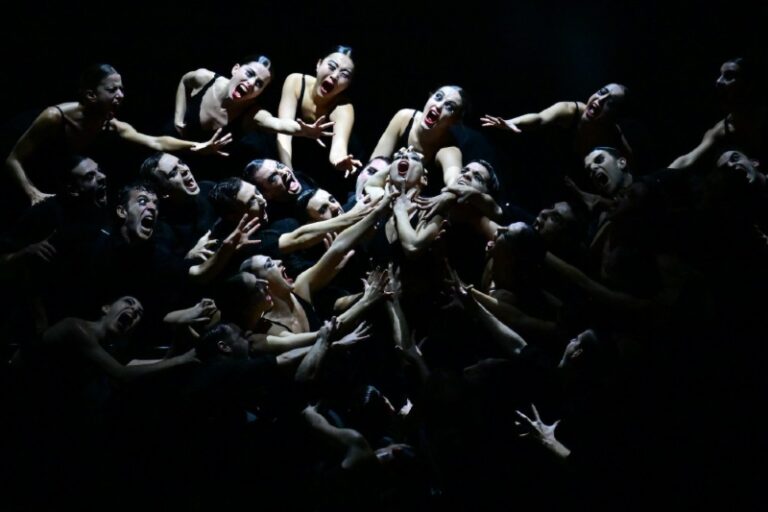 CRITIQUE, festival. 25ème Festival International de Danse de CANNES (Palais des Festivals), le 22 novembre 2025. « AFANADOR » par Marcos MORAU et le Ballet National d&rsquo;Espagne