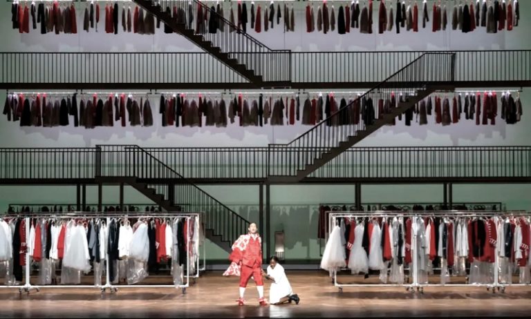 CRITIQUE, opéra. PARIS, Palais Garnier, le 18 novembre 2025. MOZART : Les Noces de Figaro. G. Bintner, S. Devieilhe, C. Gerhaher, H-E. Müller, L. Desandre… Netia Jones / Antonello Manacorda