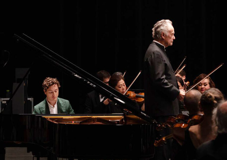 CRITIQUE, concert. LILLE, Grand Sud, le 27 nov 2025. MOZART : « Regards croisés ». Ouvertures (Don Giovanni, Les Noces de Figaro), Concerto pour piano n°21 (Thomas Enhco, piano), Symphonie n°40. Orchestre National de Lille, Jean-Claude Casadesus, direction