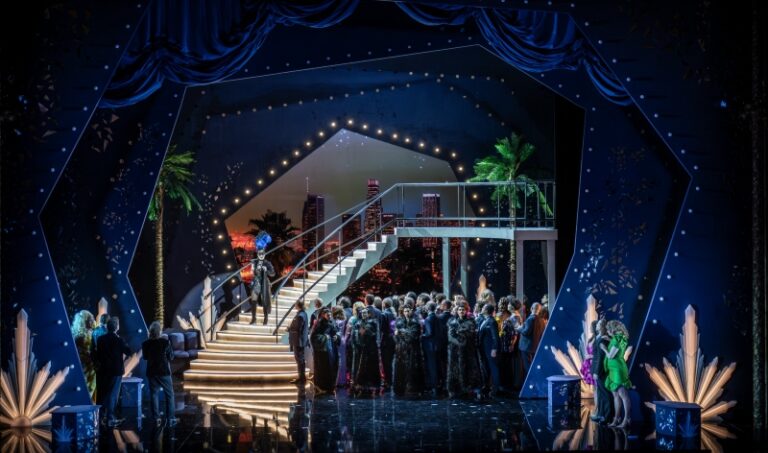 CRITIQUE, opéra. LIEGE, Opéra royal de Wallonie, le 19 décembre 2025. STRAUSS : Die Fledermaus. M. Werba, A-C. Gillet, E. Kamani, S. Namotte, C. Bock… Nikolas Nägele / Olivier Lepelletier-Leeds