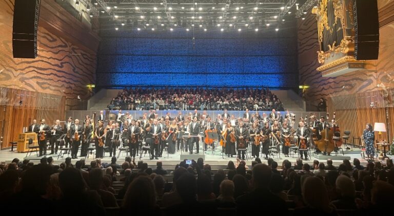 CRITIQUE, concert. PORTO, Casa da Musica, le 19 décembre 2025. CONCERT DE NOËL. Orchestre Symphonique de Porto « Casa da Musica », Raquel Couto (narratrice), Lio Kuokman (direction)