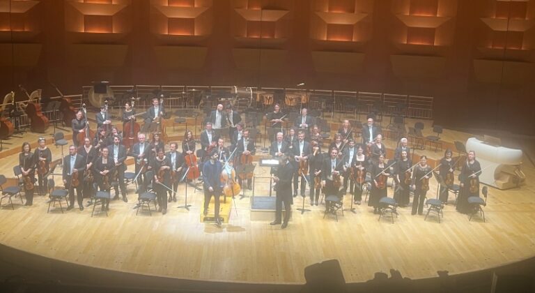 CRITIQUE, concert. LYON, Auditorium Maurice Ravel, les 28 et 29 nov 2025. HAYDN / TCHAÏKOVSKY. Kian SOLTANI (violoncelle), Orchestre national de Lyon, Vasily PETRENKO (direction)