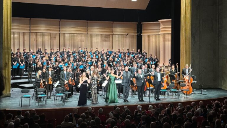 CRITIQUE, Concert. PARIS, Théâtre des Champs-Elysées, le 4 décembre 2025. SAINT-SAËNS : Oratorio de Noël. Artistes en résidence à l’Académie de l’Opéra de Paris, Orchestre de Chambre de Paris, Thomas Hengelbrock (direction)