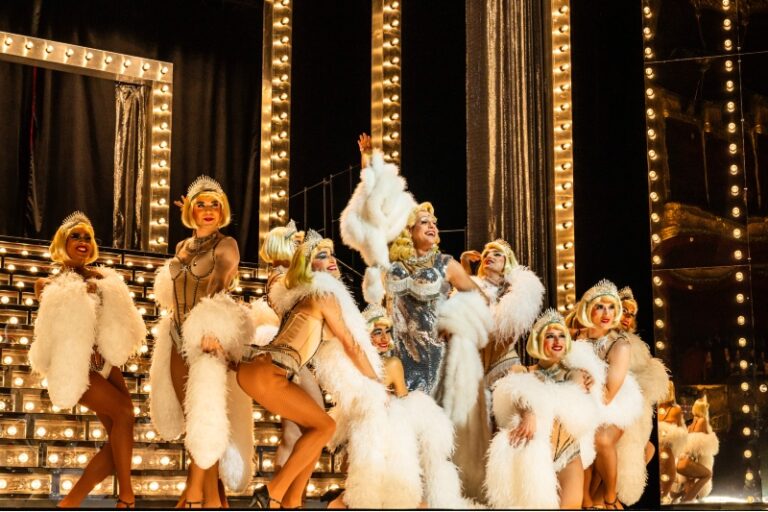CRITIQUE, comédie musicale. PARIS, Théâtre du Châtelet (du 5 déc 2025 au 10 janv 2026). J. Hermann : « La Cage aux Folles ». L. Laffitte, D. Bigourdan, Emeric Payet… Les Frivolités parisiennes, Olivier Py (mise en scène), Stéphane Petitjean (direction musicale)