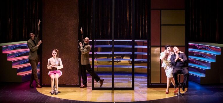 CRITIQUE, opéra-bouffe. PARIS, Théâtre de l’Athénée-Louis Jouvet, le 17 décembre 2025. HERVÉ : Le Petit Faust. C. Mesrine, A. Merlin, M. Ortscheidt… Sol Espeche / Sammy El Ghadab