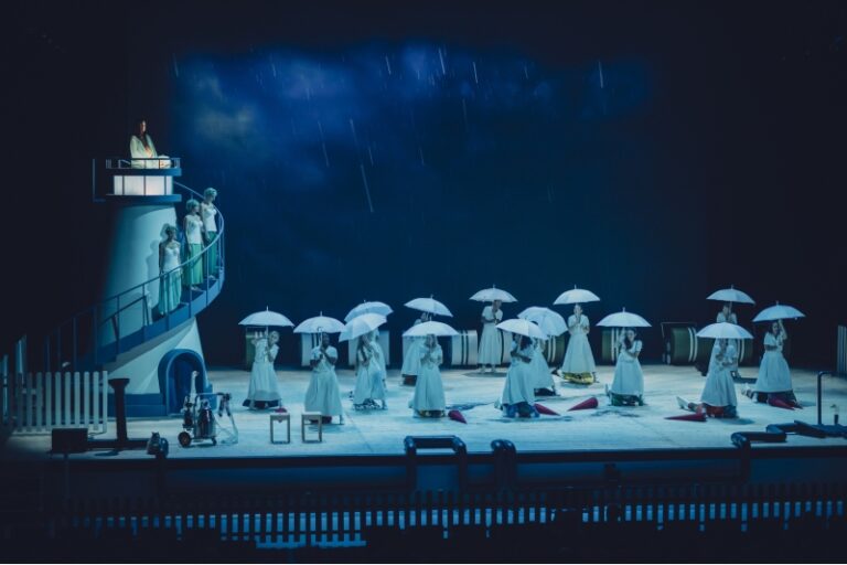 CRITIQUE, opéra. PARIS, Philharmonie de Paris, le 29 novembre 2025. STOCKHAUSEN : Montag aus Licht. M. Takahashi, C. Barbier Serrano, M. Picaud, F. Baffi, E. Massignat… Silvia Costa / Maxime Pascal