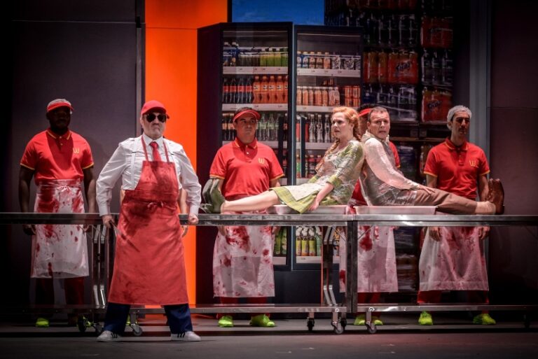 CRITIQUE, opéra. PARIS, Théâtre des Champs-Élysées, le 3 décembre 2025. OFFENBACH : Robinson Crusoé. S. Ratia, J. Fuchs, A. Charvet, L. Naouri, M. Mauillon… Laurent Pelly / Marc Minkowski