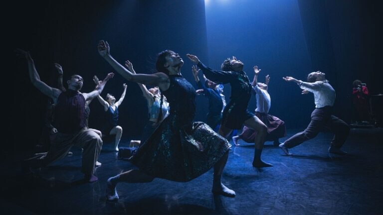CRITIQUE, danse. MONTPELLIER, Opéra Berlioz, le 16 décembre 2025. « Theater of Dreams » par Hofesh SHECHTER et la Hofesh Shechter Company