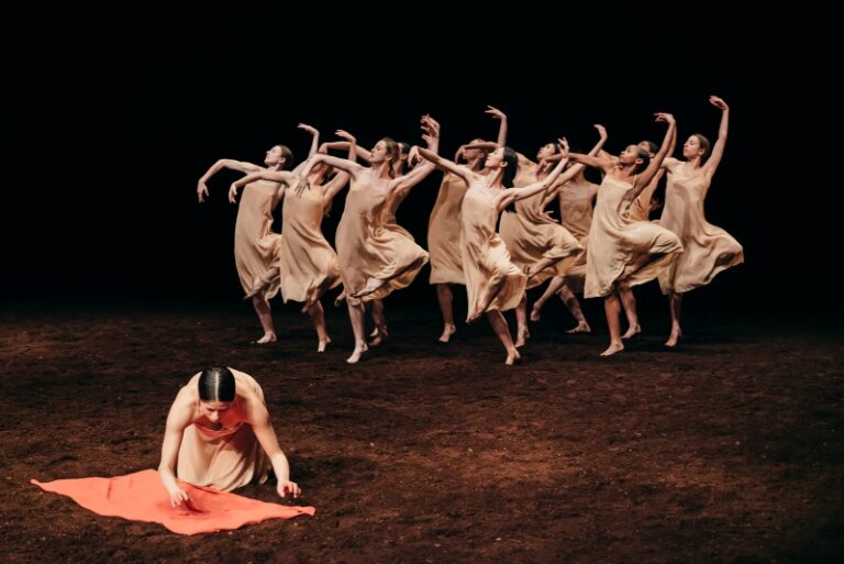 CRITIQUE, danse. ANVERS, Stadsschouwburg, le 17 janvier 2026. « Rites » : Boléro X (de Shahar Ninyamini), La Valse (de Nacera Belaza), Le Sacre du Printemps (de Pina Bausch) par le Ballet de l&rsquo;Opéra des Flandres