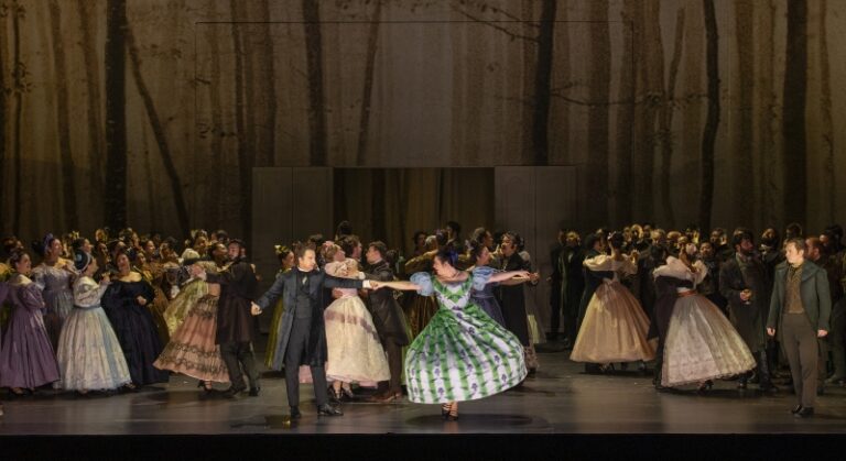 CRITIQUE, opéra. PARIS, Opéra Garnier, le 26 janvier 2026. TCHAÏKOVSKI : Eugène Onéguine. B. Pinkhasovich, B. Volkov, R. Mantashyan… Ralph Fiennes / Semyon Bychkov