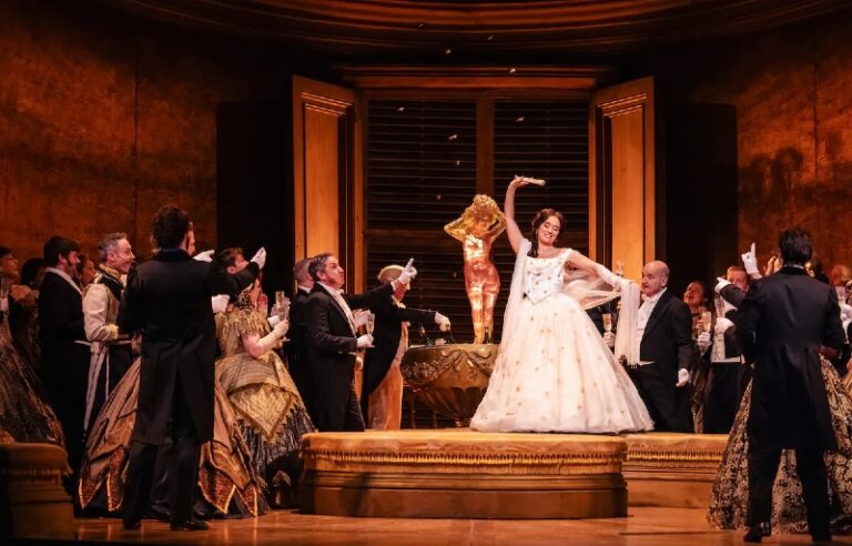 CRITIQUE, opéra. LONDRES, Royal Opera House, le 23 janvier 2026. VERDI : La Traviata. E. Jaho, G. Sala, A. Isaev… Richard Eyre / Antonello Manacorda
