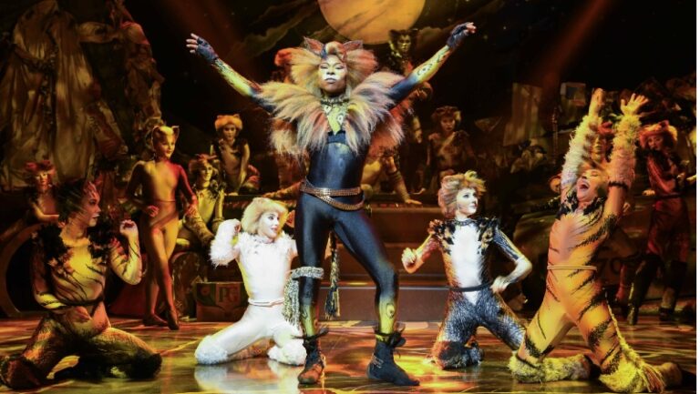 CRITIQUE, comédie musicale. MONACO, Salle Garnier, le 31 décembre. ANDREW LLOYD WEBER : « Cats ». Mise en scène : Trevor Nunn ; Chorégraphie : Gillian Lynne ; Direction musicale : Daniel McLaughlin