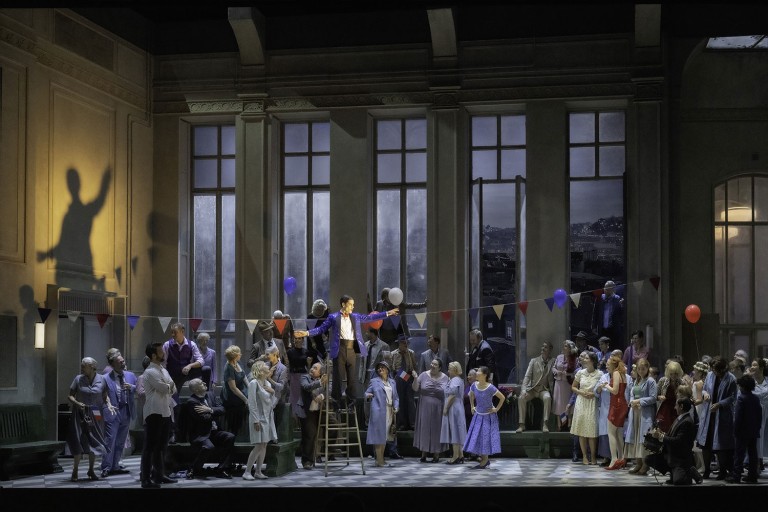 CRITIQUE, opéra. LYON, opéra de Lyon, le 29 janvier 2026. CHARPENTIER : Louise. G. Philiponet, S. Koch, A. Smith, N. Courjal, P. Ciofi…  Christoph Loy / Giulio Cilona