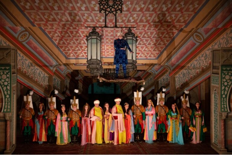 CRITIQUE, opéra. TOURS, Grand-Théâtre, le 1er février 2026. MOZART : L&rsquo;Enlèvement au sérail (en VF). F. Valiquette, G. Blondeel, M. Vidal, E. de Hys, P. Bolleire… Michel Fau / Alizé Léhon