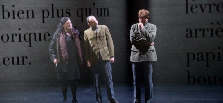 CRITIQUE, opéra. PARIS, Théâtre de l&rsquo;Athénée, le 22 février 2026. Fernando FISZBEIN : « L&rsquo;Homme qui aimait les chiens ». Jacques Osinski / Jean Deroyer