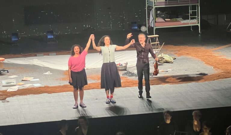 CRITIQUE, théâtre musical. AVIGNON, Opéra Grand Avignon, le 21 février 2026. « La Chambre d&rsquo;échos » (sur des Arias de Haendel, Vivaldi, Porpora…). Julie Roset (soprano), Adèle Charvet (mezzo), Eddy Garaudel (MeS), Le Concert de la Loge, Julien Chauvin (direction)