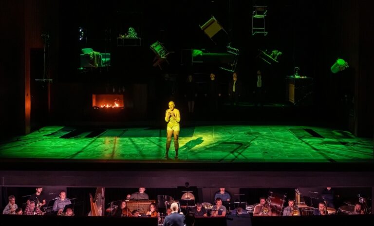 CRITIQUE, opéra. LILLE, Opéra de Lille, le 10 février 2026. JANACEK : L&rsquo;Affaire Makropoulos. A. Stundyte, D. Pivniskyi, R. Adams, J.Hnyk… Kornel Mundruczo / Dennis Russell Davies