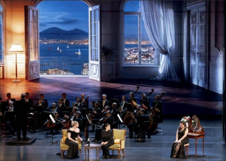 CRITIQUE, opéra. MONACO, Grimaldi Forum, le 9 février 2026. MOZART : Cosi fan tutte. A. Gonzalez, S. Hankey, P. Kellner, F. Manu, C. Bartoli, A. Corbelli. Orchestre de l’Opéra de Vienne. Lisa Padouvas / Patrick Lange