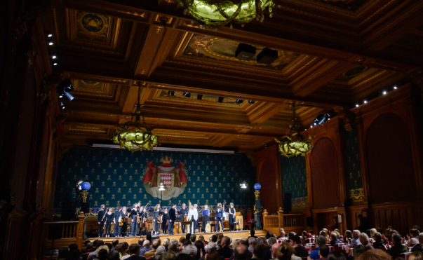 CRITIQUE, festival. PRINTEMPS DES ARTS DE MONTE-CARLO, Salon d’honneur du Musée Océanographique, le 13 mars 2026. « The Grand Battle ». Ensemble « I Gemelli », Mathilde Etienne (Narratrice), Jake Arditti (contre-ténor), Neven Lesage et François Salès (hautbois), Emiliano Gonzalez Toro (ténor et direction musicale)