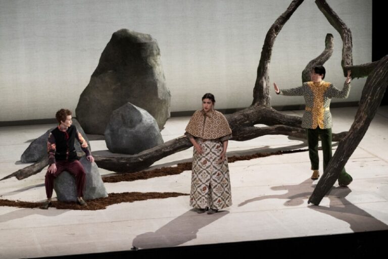 CRITIQUE, opéra. BOBIGNY, MC93, le 24 mars 2026. MOZART : La Finta giardiniera. Y. Shao, I. Anthony, B. Toverud, D. Akulova… Julie Delille / Chloé Dufresne