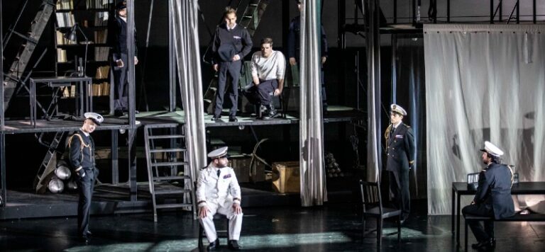 CRITIQUE, opéra. LYON, Opéra de Lyon, le 29 mars 2026. BRITTEN : Billy Budd. S. M. Plumb, P. Appleby, D. Welton… Richard Brunel / Finnegan Downie Dear