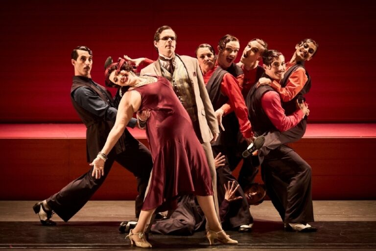 CRITIQUE, opérette. PARIS, Théâtre de l&rsquo;Athénée-Louis Jouvet, le 29 mars 2026. YOUMANS : No, no Nanette. M. Préïté, L. Van Kempen, C. Roëlands, M-E. Cornet, L. Rahman … Emily Wilson & Jos Houbon / Les Frivolités parisiennes / Benjamin Pras