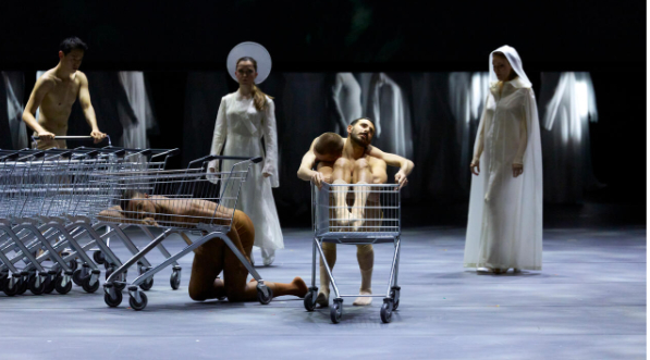 CRITIQUE, opéra. GENEVE, Bâtiment des Forces Motrices, le 19 mars 2026. RAMEAU : Castor et Pollux. R. van Mechelen, A. Wolf, S. Junker… Edward Clug / Leonardo Garcia Alarcon
