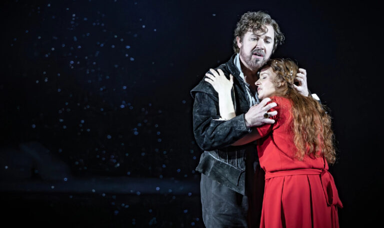 CRITIQUE, opéra. CARDIFF, Welsh National Opera, le 16 avril 2026. WAGNER : Der Fliegende Holländer. Simon Bailey, Rachel Nicholls, James Cresswell… Tomas Hanus / Jack Furness