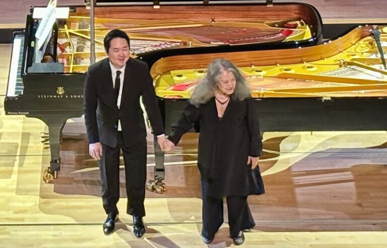 CRITIQUE, concert. TOULOUSE, Halle-aux-Grains, le 31 mars 2026. MOZART / RAVEL / RACHMANINOV. Martha ARGERICH et Dong HYEK LIM (pianos)
