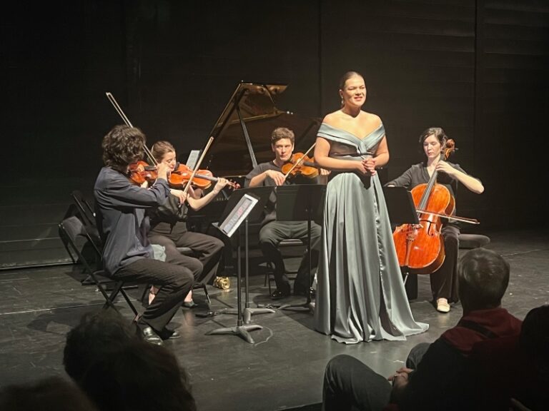 CRITIQUE, concert. MARSEILLE, Théâtre national de la Criée, le 27 avril 2026. Quatuor Mala Strana, Inna Kalugina (chant), Olivier Bellamy (narration), Sélim Mazari (piano)