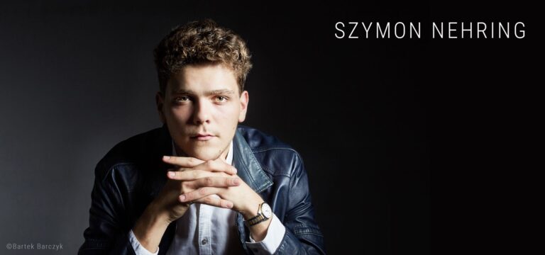 ENTRETIEN avec Szimon NEHRING, à propos de son dernier enregistrement dédié à SZYMANOWSKI : Symphonie n°4 avec piano sous la direction de Marin Alsop et 10 Mazurkas…