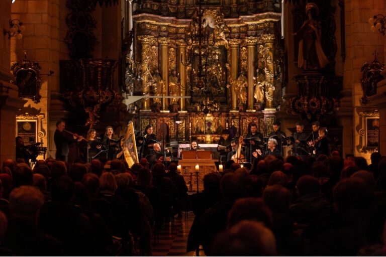 CRITIQUE, festival. CRACOVIE, Festival MISTERIA PASCHALIA (Basilique de la Visitation de la Bienheureuse Vierge Marie), le 31 mars 2026. ALLEGRI, MONTEVERDI, MARAZZOLI. V. Le Chenadec, P. Devilliers, L. Trommenschlager, A. Bertrand, P. Garcia, M. Pauliat, R. Bockler, R. Brès… Le Poème Harmonique, Vincent Dumestre (direction)