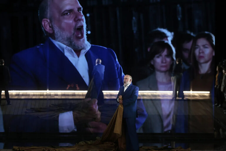 CRITIQUE, opéra. LUXEMBOURG, Grand-Théâtre, le 6 mai 2026. VERDI : Nabucco. J.J. Rodríguez, E. Vesin, M. Roma, L. Verstaen, V. da Campo… Christiane Jatahy / Gaetano Lo Coco
