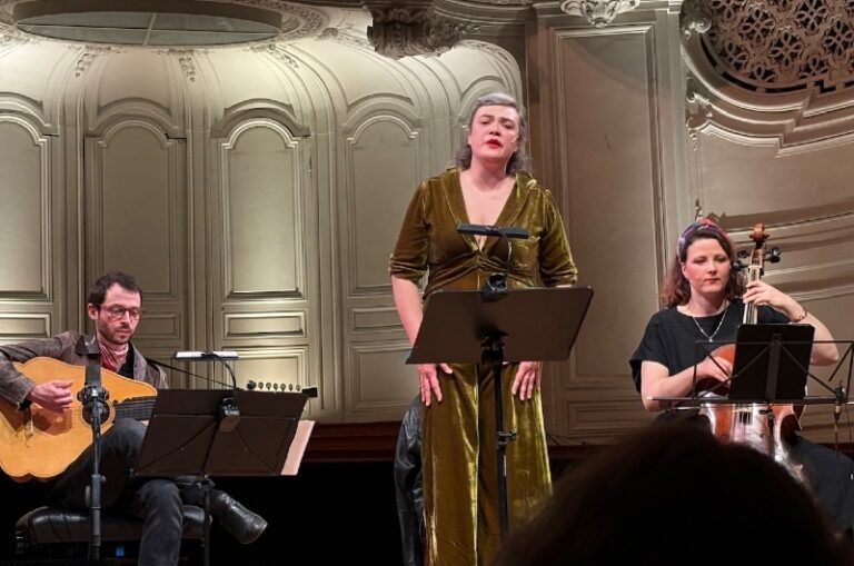 CRITIQUE, concert. PARIS, Salle GAVEAU, le 19 mai 2026. « The last rose ». CECIL SHARP / FRANCIS JAMES CHILD. Rosemary Standley… Les Musiciens de Saint Julien, François Lazarevitch (direction)