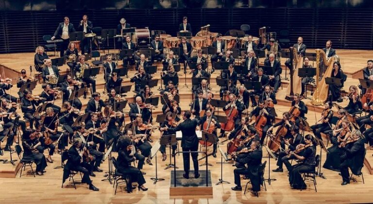 CRITIQUE, concert. PARIS, Philharmonie de Paris (Cité de la musique), le 22 mai 2026. « Folk Songs » (Berio, Bartok, Brahms). Orchestre national d&rsquo;Île de France, Iva Bittová (soprano), Case Scaglione (direction)