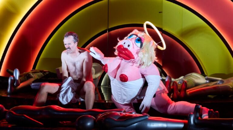 CRITIQUE, opéra. GENEVE, Bâtiment des Forces Motrices, le 20 juin 2026. ZAPPA : 200 Motels. Daniel Kramer / Titus Engel