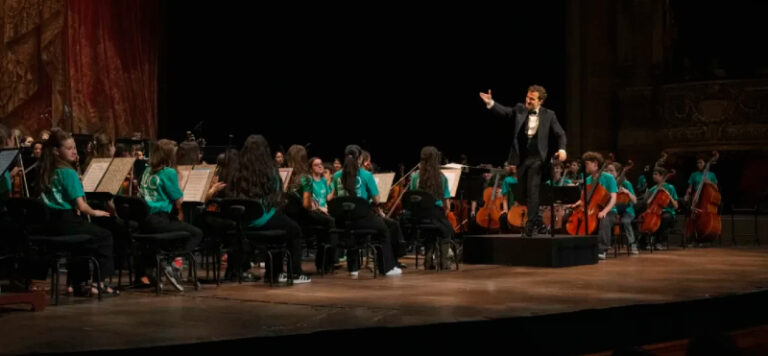 CRITIQUE, concert. PARIS, Palais Garnier, le 13 juin 2026. Concert ADO – Orchestre de Jeunes. Julie FUCHS, (soprano), Edwin CROSSLEY-MERCER (baryton), Orchestres Rudolf Noureev et Maria Callas, Victor JACOB (direction)